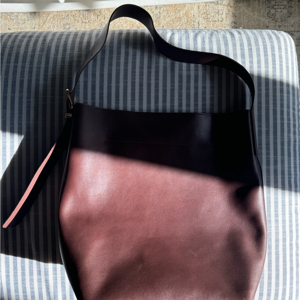 Madewell The Essential Medium Bucket Tote in chocolate raisin